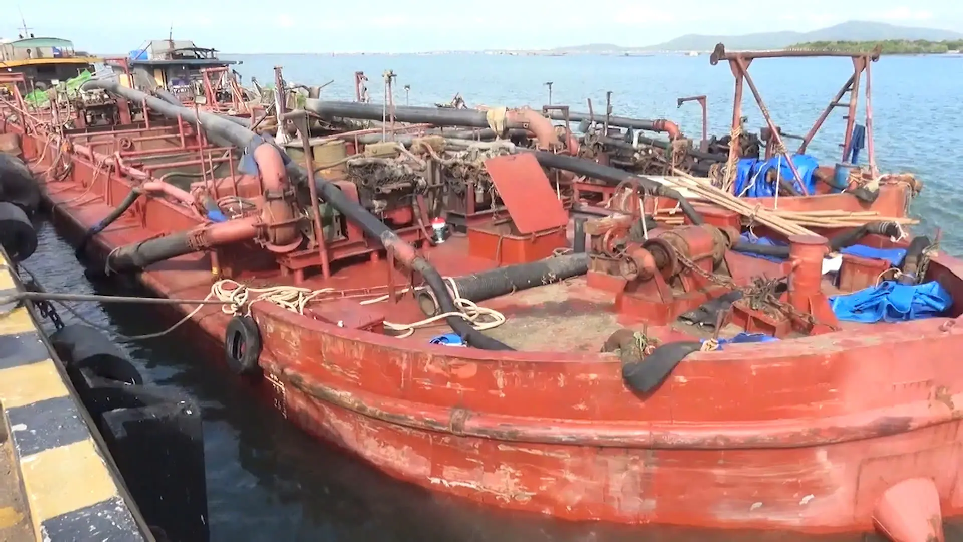 Cảnh sát biển bắt nhiều phương tiện vận chuyển cát và dầu không rõ nguồn gốc